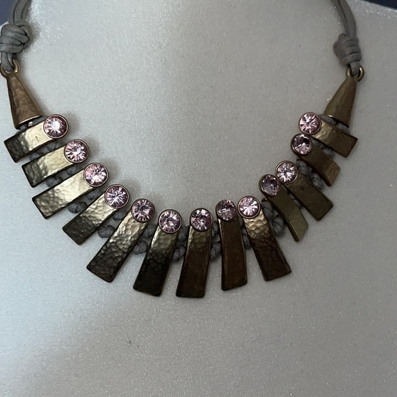 Gray, gold hammered pink stone statement necklace - Picture 2 of 9